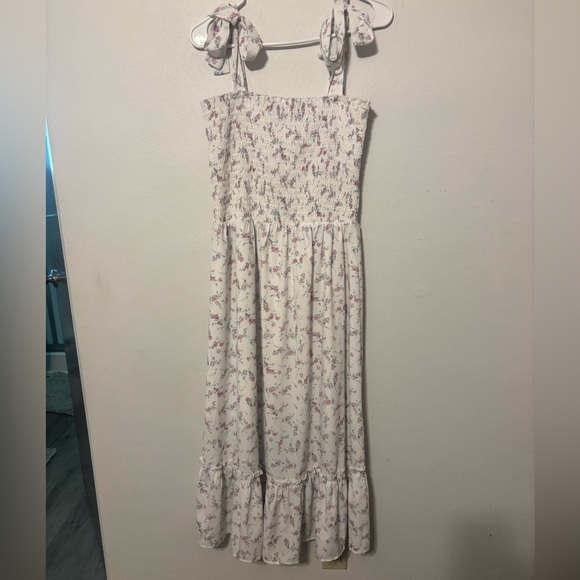 Dresses & Skirts - Elegant Floral Midi Dress